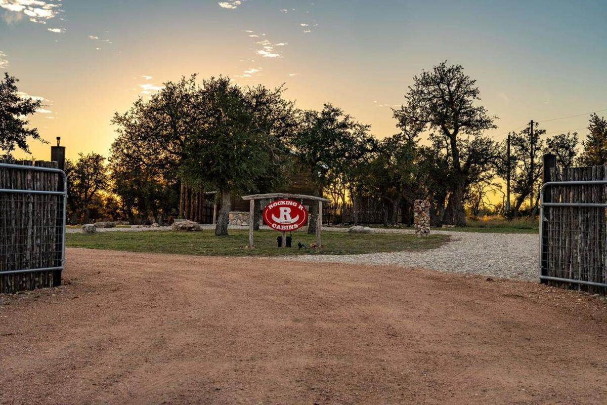 Rockin' R - Rustic Star Cabin Villa Fredericksburg Exterior photo